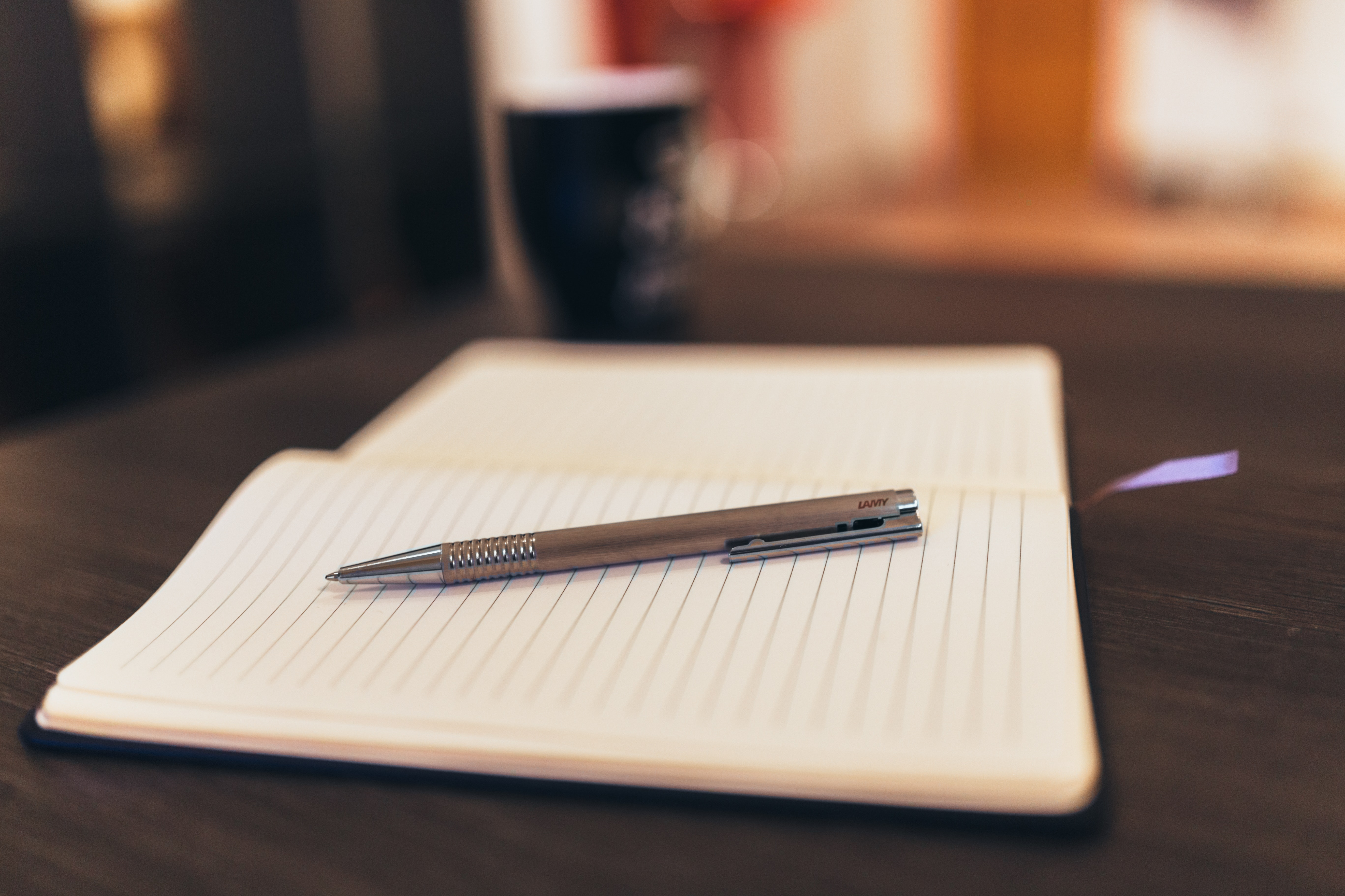 caderno, caneta e café